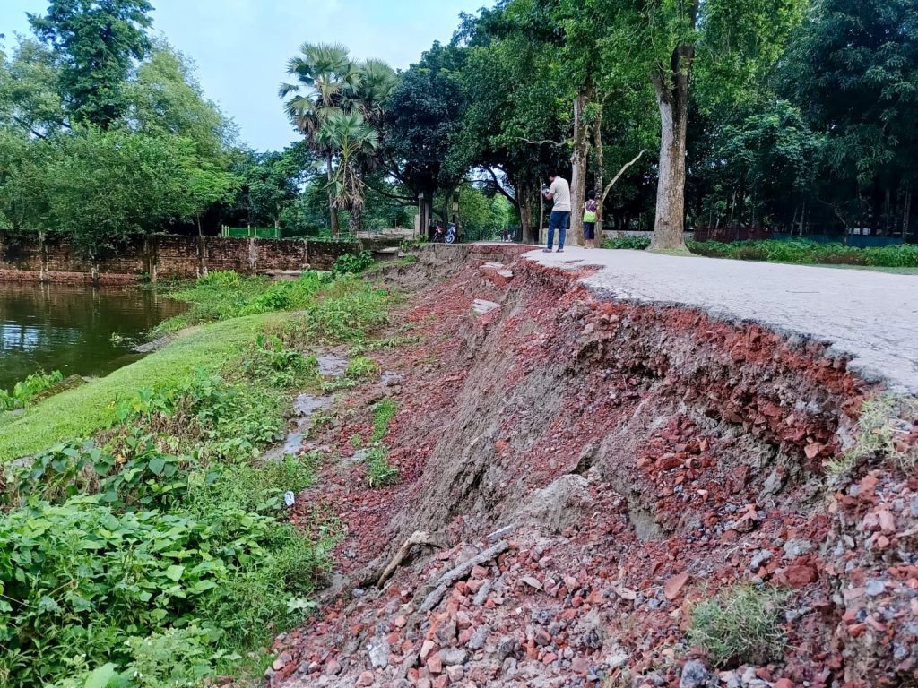 ময়মনসিংহের ত্রিশাল-ধানীখোলা সড়কে ধস: চলাচলে জনদূ‌র্ভোগ
