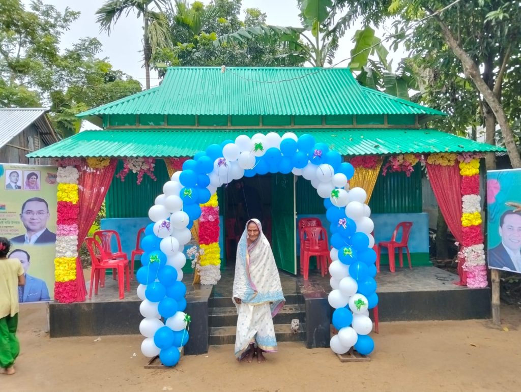 দূর্গাপুরে অসহায় শুক্কুরি বেগমকে বাড়ি উপহার দিলেন বিএনপির ভারপ্রাপ্ত চেয়ারম্যান তারেক রহমান