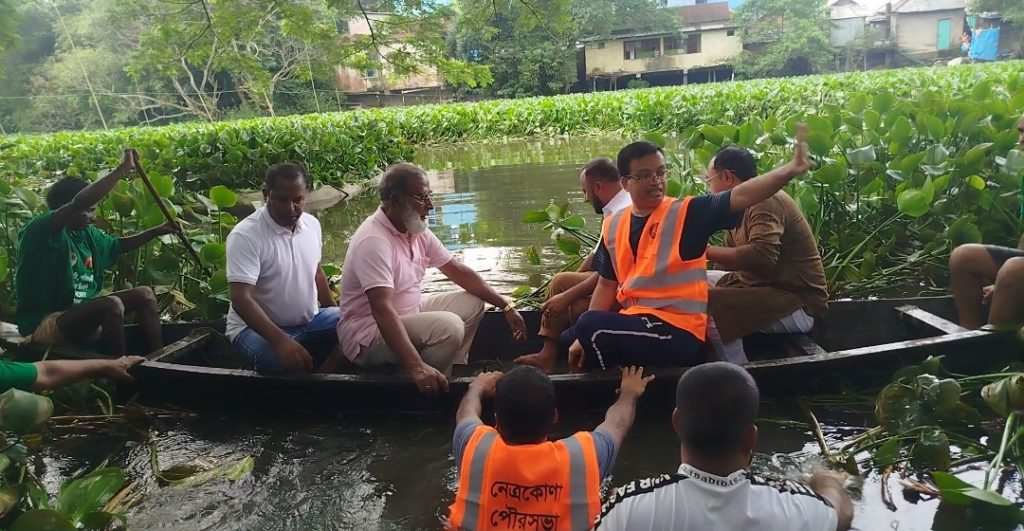 নেত্রকোনায় ধলাই নদীর প্রাণ ফেরাতে পৌরসভার কচুরিপানা পরিষ্কার অভিযান শুরু