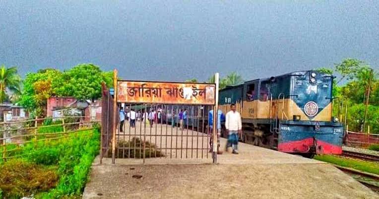 পূর্বধলায়  ট্রেন থেকে নামতে গিয়ে প্রাণ গেলো যাত্রীর