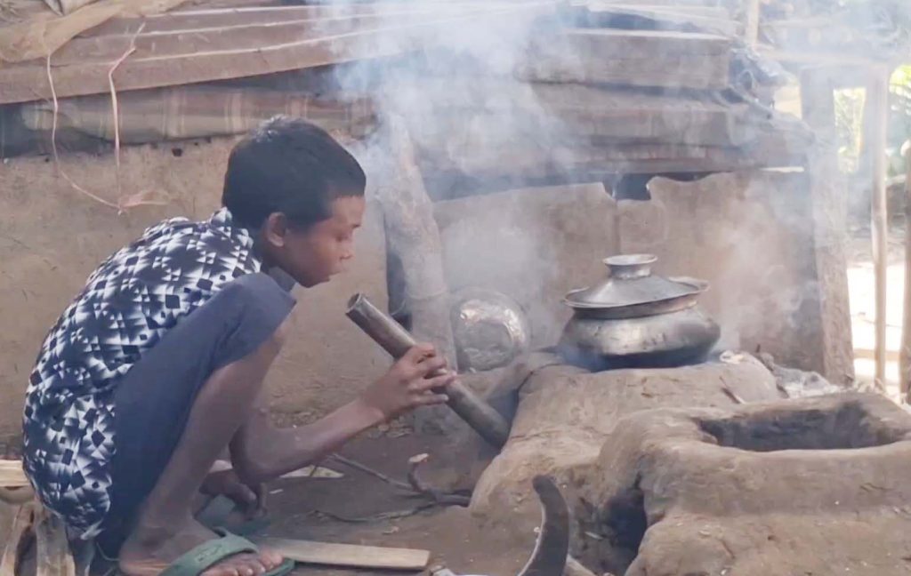 দুর্গাপুরে মা’শুন্য সংসার শিশু লিটনের