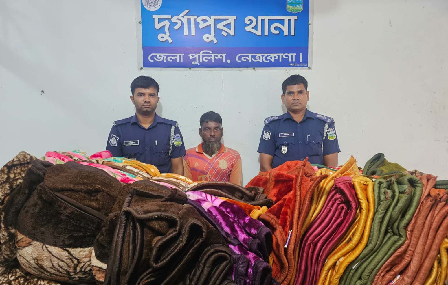 দুর্গাপুরে নদীপথে ভারতীয় কম্বল পাচারকালে আটক এক