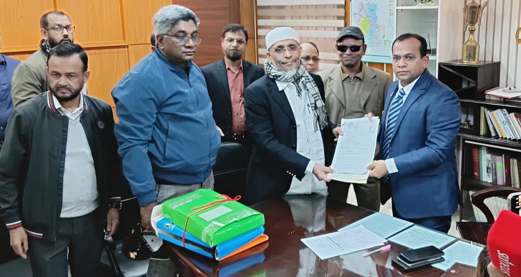 নেত্রকোনার ৫টি সংসদীয় আসনে ৩০টি মনোনয়ন পত্র জমাঃ  স্বতন্ত্র প্রার্থী -২ জনঃ একই আসনে বাবর ও তার স্ত্রী শ্রাবনীর মনোনয়ন পত্র দাখিল
