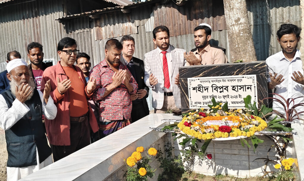 জুলাই শহীদের কবরে শ্রদ্ধা নিবেদন করে এনসিপির প্রার্থী কবি সেলিম বালার নির্বাচনী প্রচার শুরু