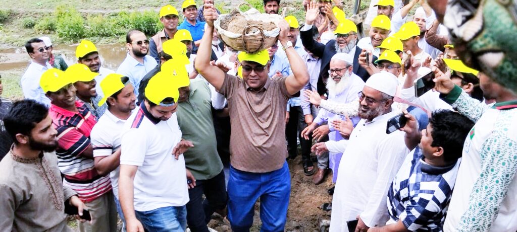 নিজ হাতে কুদাল দিয়ে মাটি কেটে টুকরি মাথায় নিয়ে তিলকখালী খাল খনন কাজের উদ্বোধন করলেন সংসদ সদস্য ডাঃ মোঃ আনোয়ারুল হক 