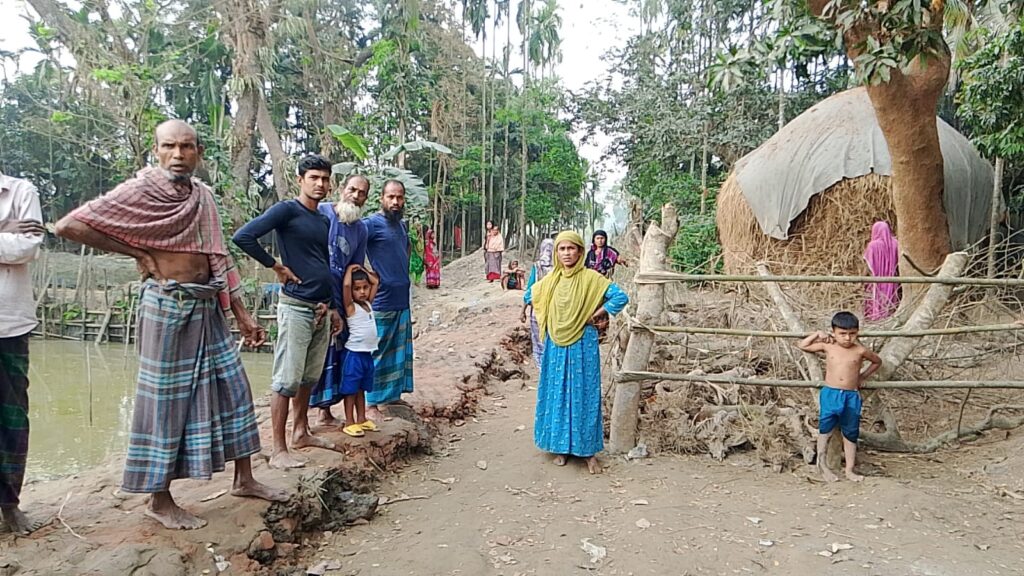 পূর্বধলায় ৫ কোটির টাকার সড়কে বেড়া দিয়ে নির্মাণে বাধা, ভোগান্তিতে ৭ গ্রামের মানুষ