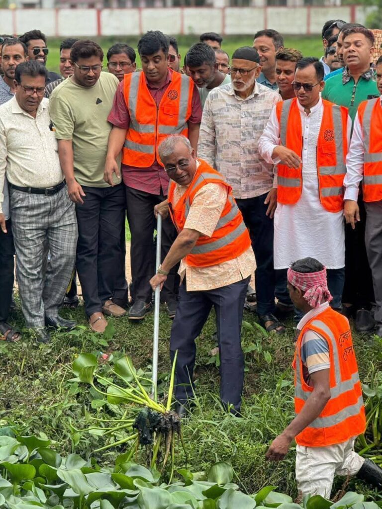 নেত্রকোনায় ডেঙ্গু প্রতিরোধে ময়লা পরিষ্কারে খালে নামলেন এমপি ডাঃ মোঃ আনোয়ারুল হক 