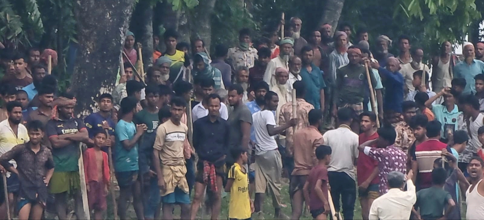 ফসল রক্ষা বাঁধ নিয়ে নেত্রকোনার কলমাকান্দায় দুই ইউনিয়নবাসীর সংঘর্ষঃ আহত অন্তত ২০