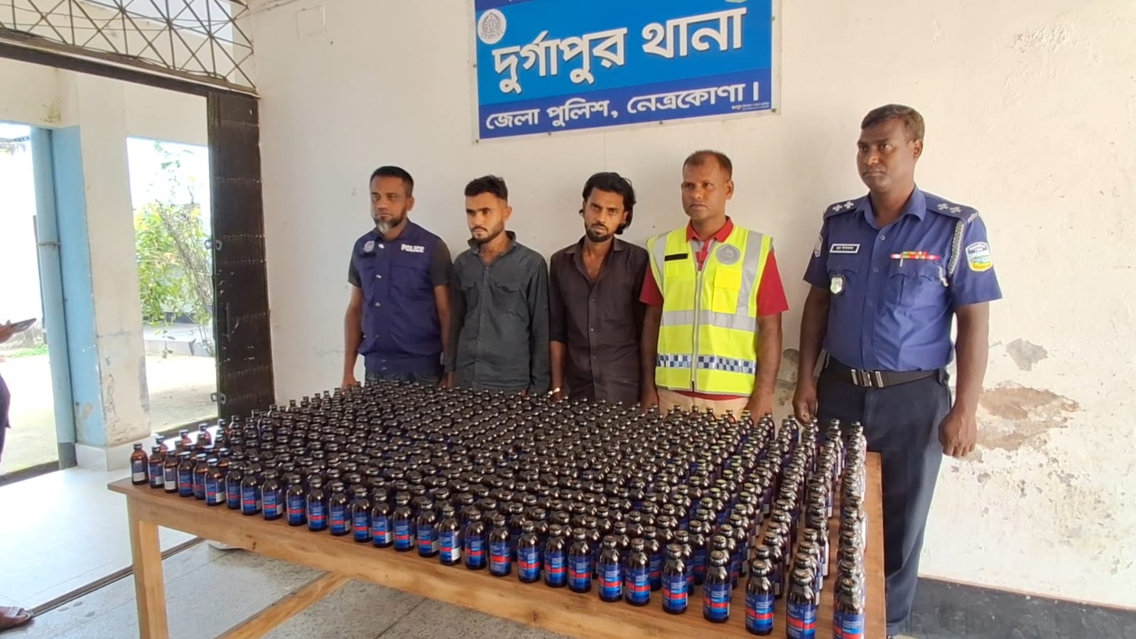 দূর্গাপুরে ৬ শত বোতল ভারতীয় ফেনসিডিল সহ ২ মাদক ব্যবসায়ী আটক