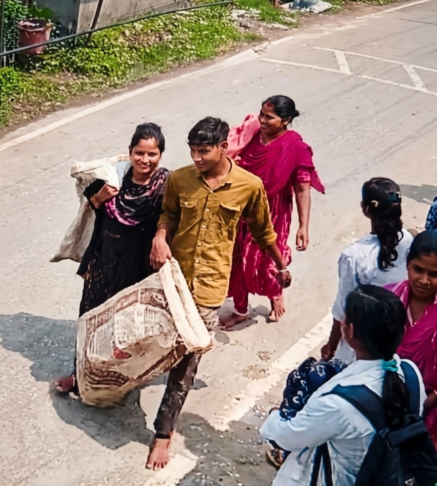 পূর্বধলায় দিনের বেলায় টোকাইয়ের ছদ্মবেশে ঘরের বেড়া কেটে দুর্ধর্ষ চুরি, ১২ লাখ টাকার মালামাল লুট