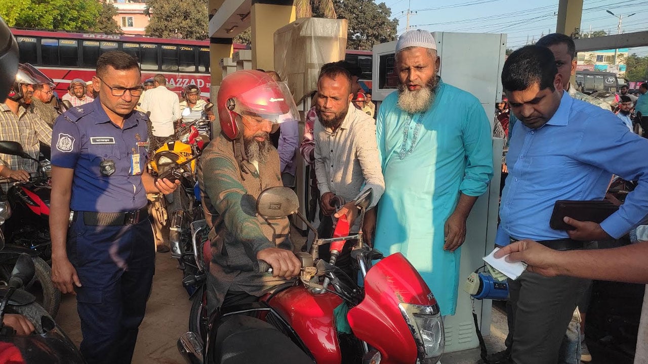 নেত্রকোনায় বৈধ কাগজপত্র-হেলমেট ছাড়া মিলবে না পেট্রোল/ অকটেন, জ্বালানি তেল : জেলা প্রশাসন