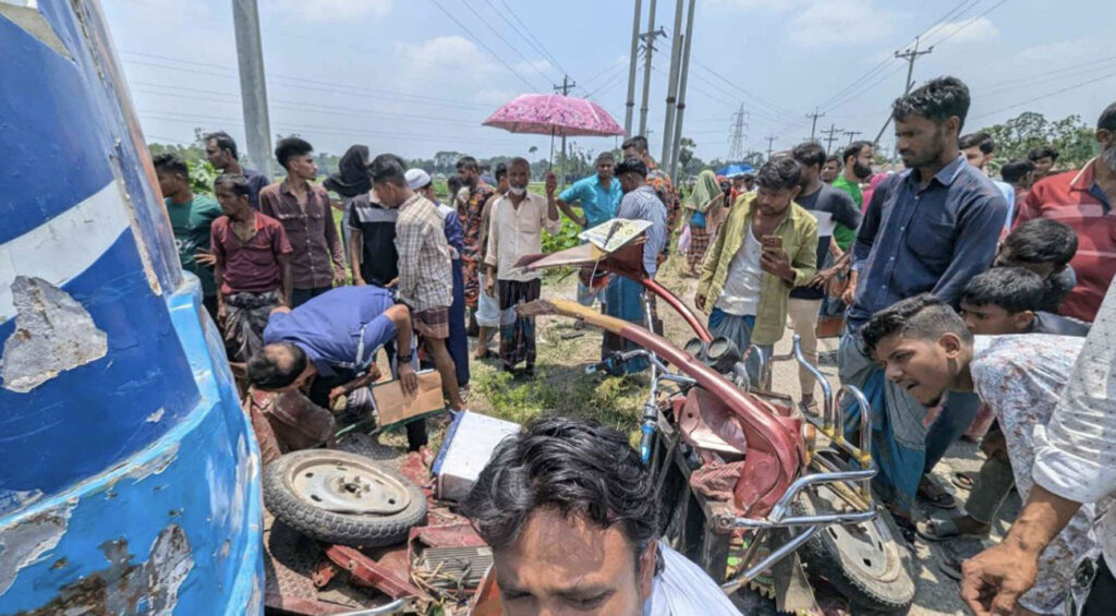 নেত্রকোনায় বাস চাপায় মা-মেয়েসহ  ইজিবাইকের ৩ যাত্রী নিহত, আহত-৫