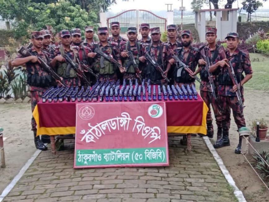 ঠাকুরগাঁও  সীমান্তে মাদকবিরোধী অভিযানে,২৫৩ ফেনসিডিল ও১৪৪ বোতল এস্কাফ সিরাপ উদ্ধার 