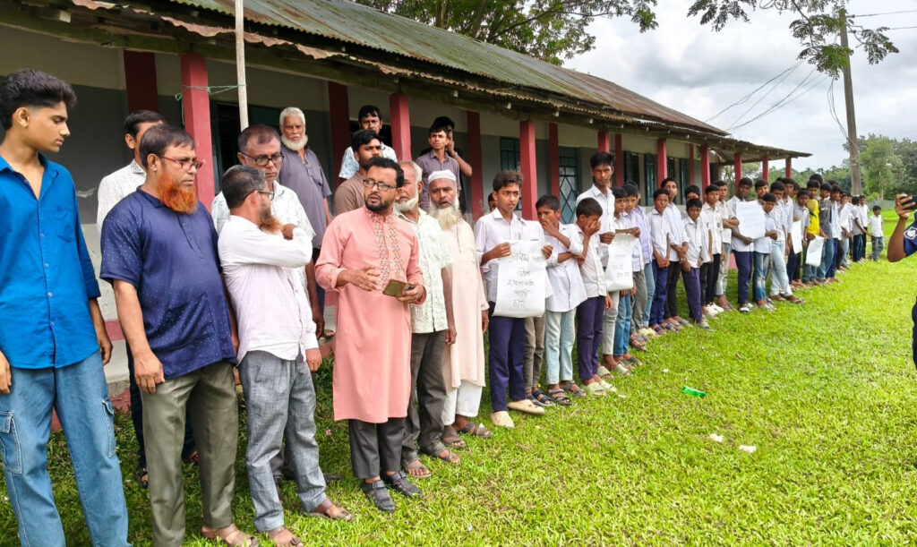 পূর্বধলায় প্রধান শিক্ষকের উপর হামলার প্রতিবাদে মানববন্ধন- আটক ১