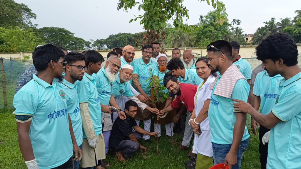 পূর্বধলায় স্বেচ্ছাসেবক দলের ৪৬তম প্রতিষ্ঠাবার্ষিকীতে বৃক্ষরোপণ ও পরিচ্ছন্নতা অভিযান