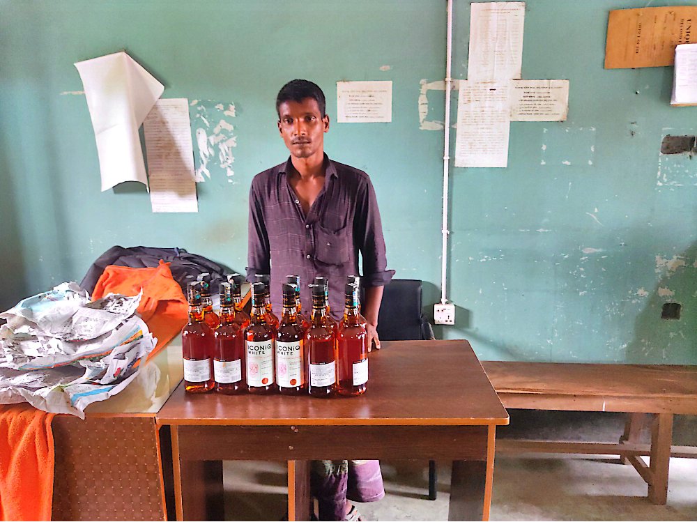 পূর্বধলায় ভারতীয় মদসহ যুবক আটক