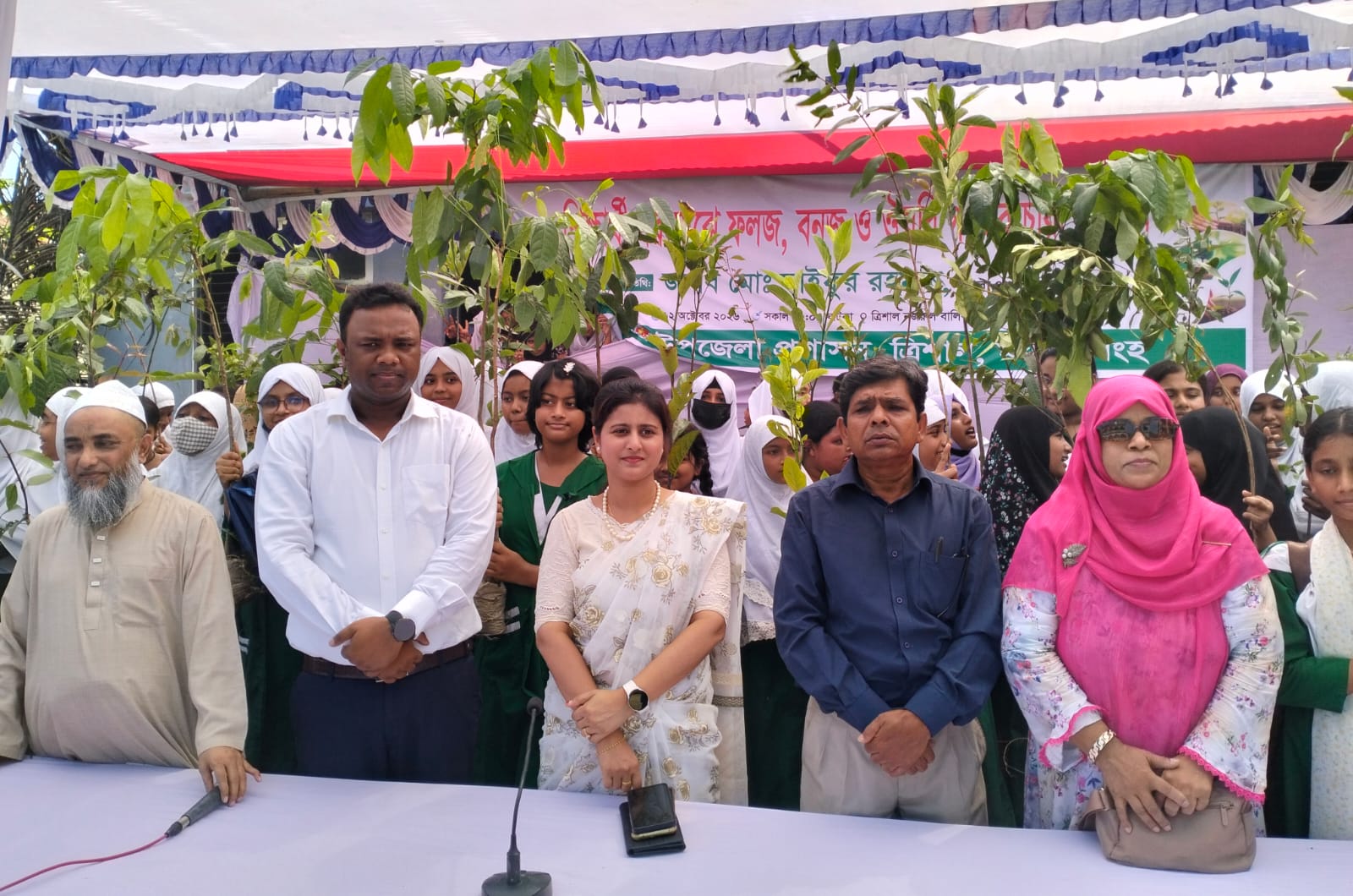 ত্রিশালে শিক্ষার্থীদের মাঝে গাছের চারা বিতরণ