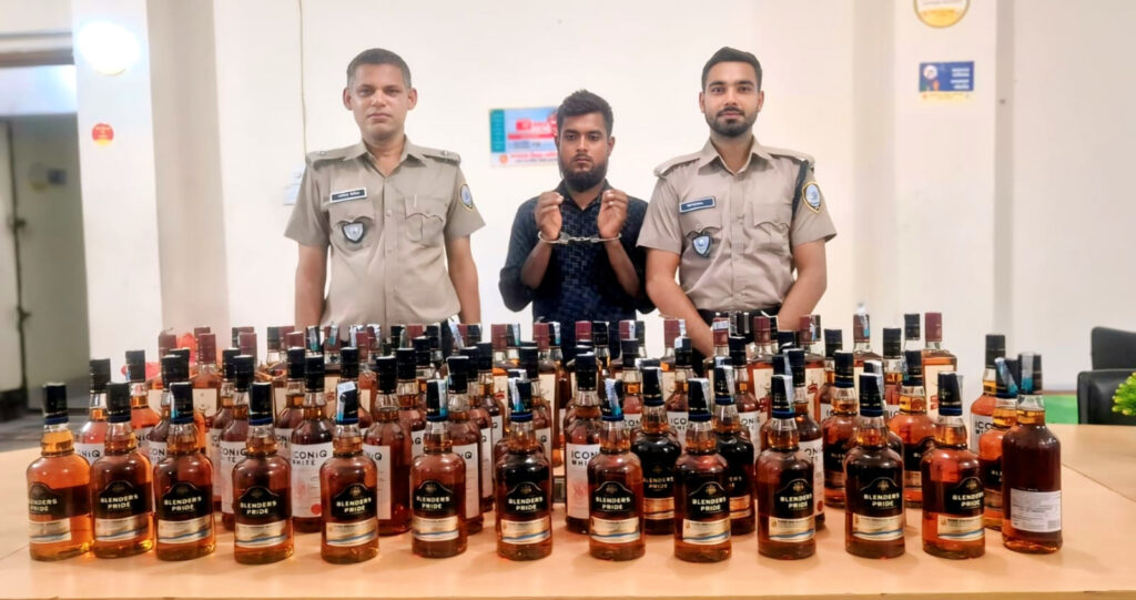 পূর্বধলায় অটোভ্যানে ৮৮ বোতল ভারতীয় মদসহ আটক ১