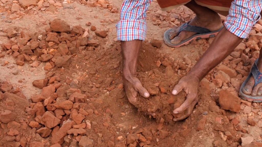 দুর্গাপুরে নিম্নমানের ও রাবিসমিশ্রিত খোয়া ব্যবহার করে রাস্তা নির্মানের অভিযোগ