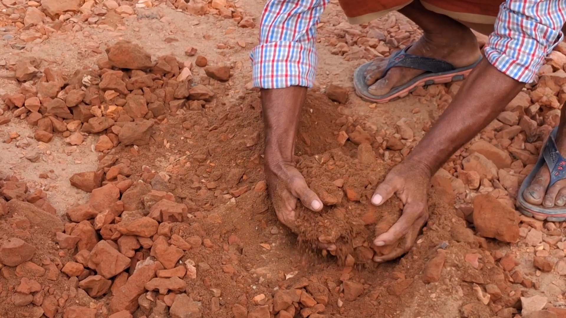 দুর্গাপুরে নিম্নমানের ও রাবিসমিশ্রিত খোয়া ব্যবহার করে রাস্তা নির্মানের অভিযোগ